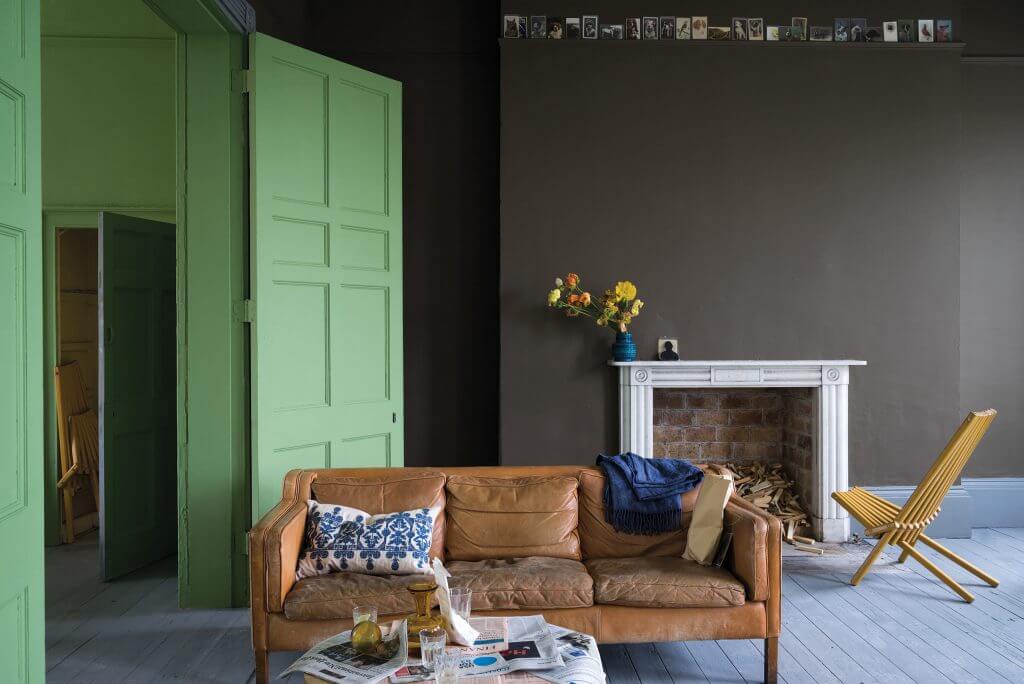 Kaminzimmer mit Ledersofa, Dielung im Farbton Manor House Gray, Türen in Yeabridge Green, moderne Wandfarben in Salon Drab von Farrow & Ball