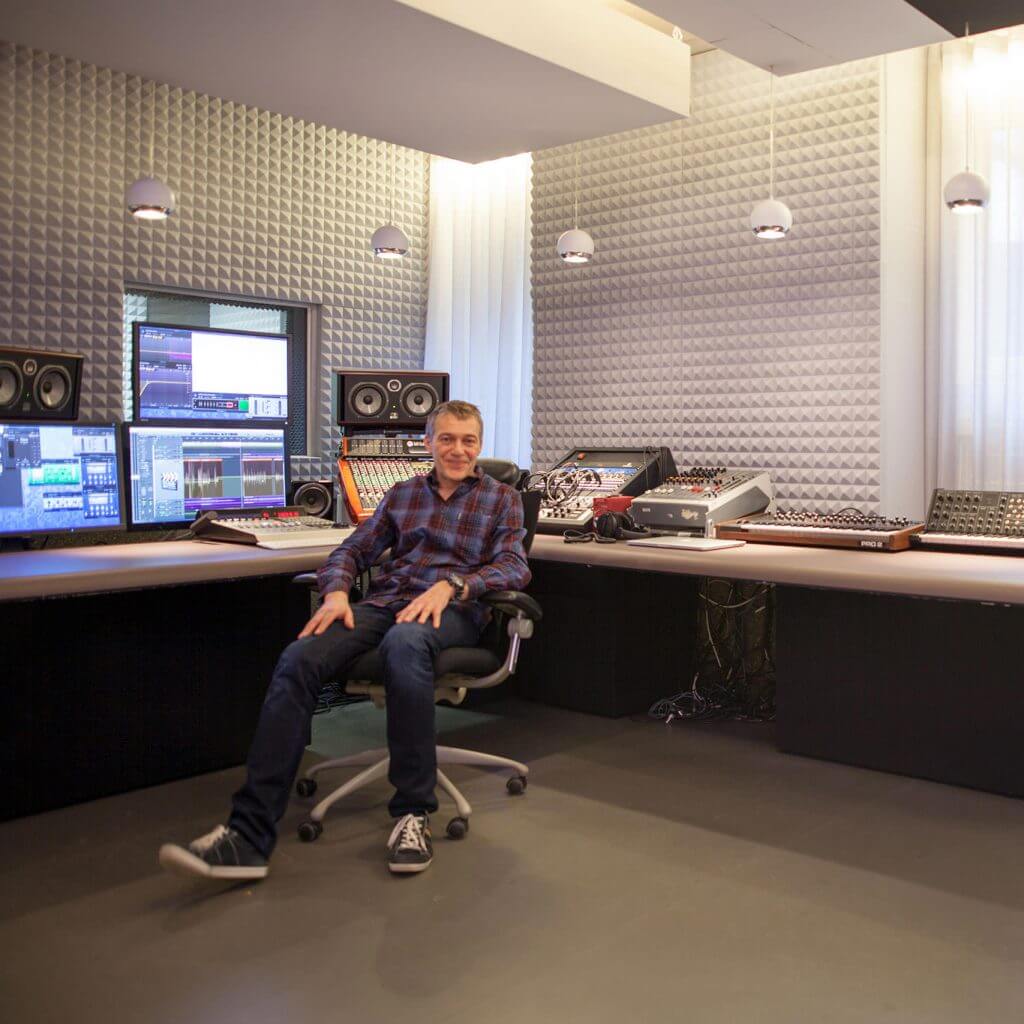 Andreas Loof im Studio, Mischpult, Schallabsorber, Akustikvorhang