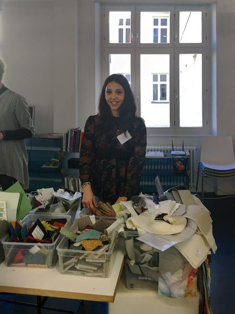Unsere Auszubildende zur Kauffrau im Einzelhandel Nura Nahas bei Creation Baumann zum Workshop Moodboards.