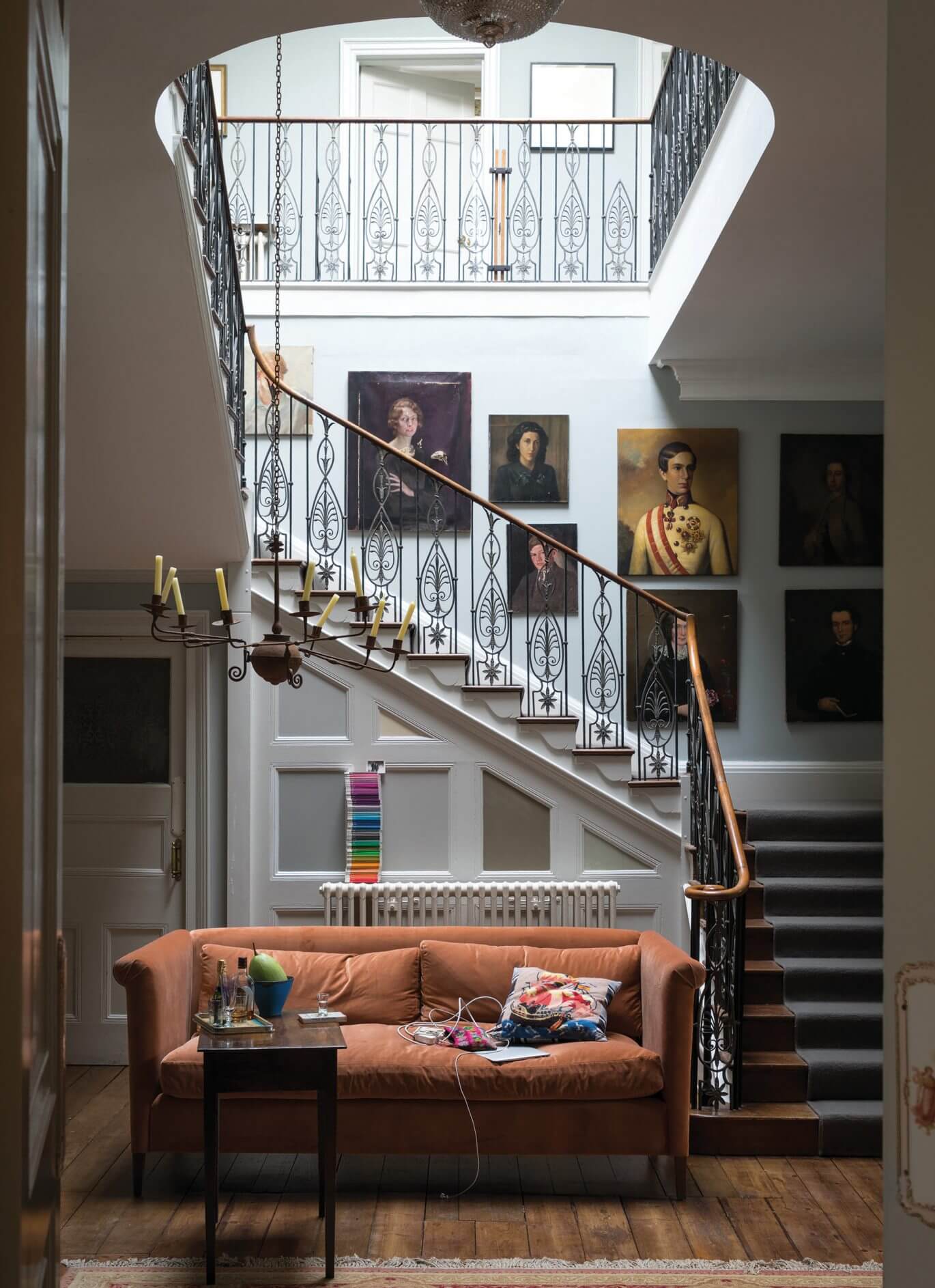 Treppenhaus Wandgestaltung mit Blackened in Kombination mit dem wärmeren Wimborne White und einer einfallsreichen Gestaltung der Paneele hinter dem Sofa.