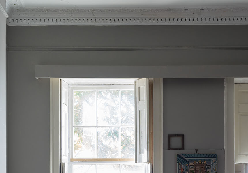 Die quer über dem Fenster verlaufende Gardinenblende wurde mit Dead Flat in der Farbe Worsted lackiert.