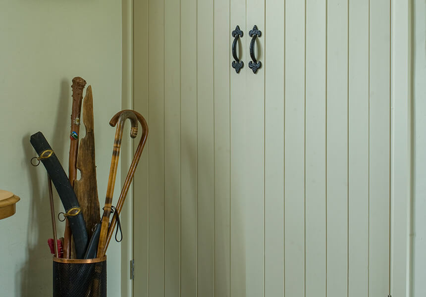 Ein Schrank mit Lamellentüren wurde hier mit Estate Eggshell in einem hellen Farbton gestrichen