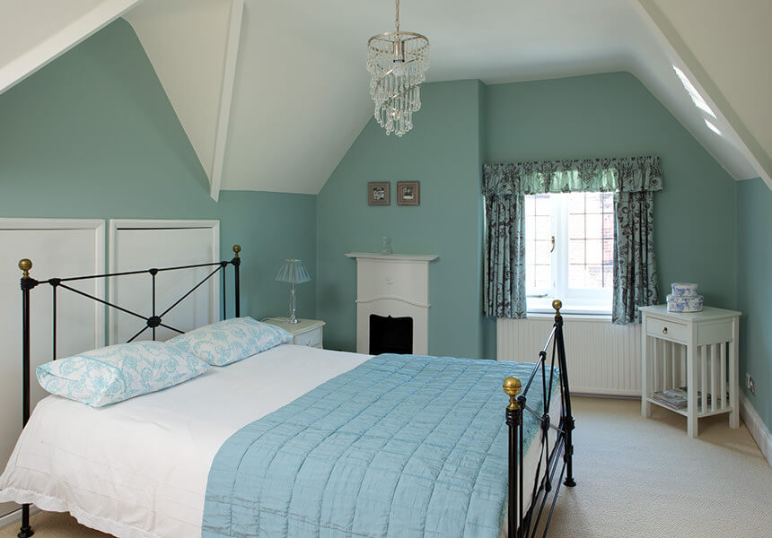Die englische Farbe Estate Emulsion in Green Blue im Schlafzimmer mit einer passenden Tagesdecke