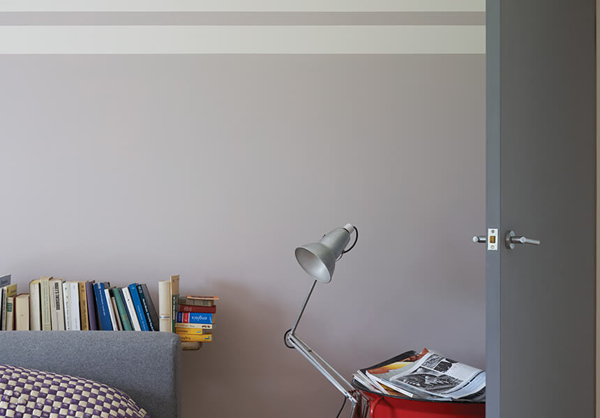 Wandgestaltung mit Estate Emulsion in der Farbe Peignoir mit Streifen in shadet White