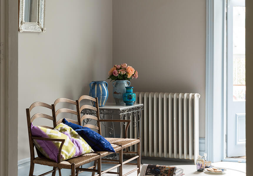 Estate Emulsion im Farbton Purbeck Stone von Farrow & Ball, in Kombination mit Estate Eggshell in All White für den Heizkörper