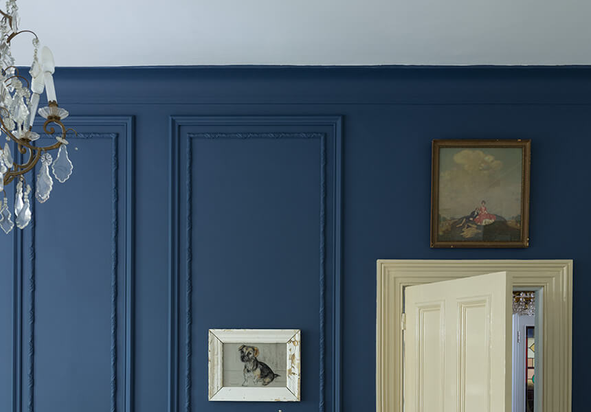 Estate Emulsion in der Farbe Stiffkey Blue an einer Wand mit einer Vertäfelung, Lackierung der Tür in modern Eggshell