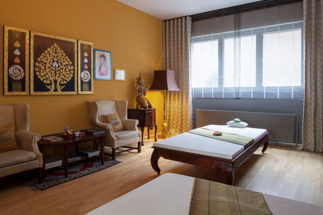 Eine kräftig Gelb gestrichene Wand im Farbton India Yellow von Farrow and Ball